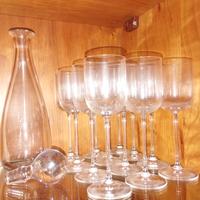 Bicchieri e bottiglia di cristallo