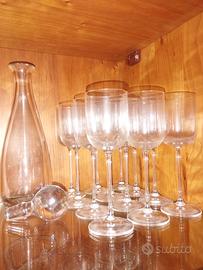 Bicchieri e bottiglia di cristallo