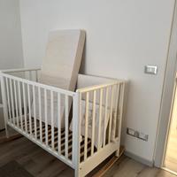 Lettino neonato con dondolo e sponda abbassabile