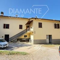 Casale in pietra con stalle, corte e terreno