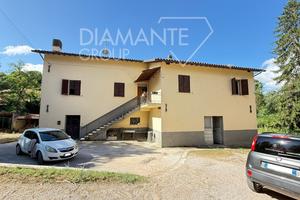 Casale in pietra con stalle, corte e terreno