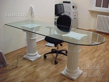 Tavolo moderno con cristallo