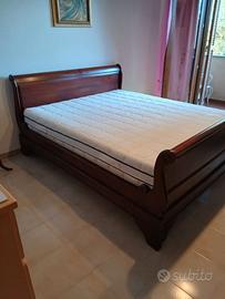 Letto in legno scuro artigianale
