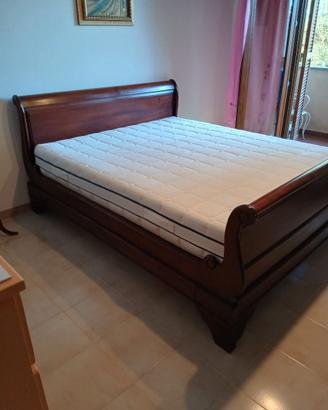 Letto in legno scuro artigianale