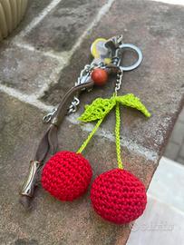 Bag charm ciondolo ciliegie all’uncinetto