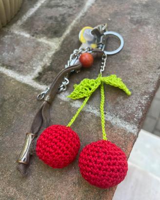 Bag charm ciondolo ciliegie all’uncinetto