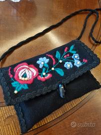 Piccola borsa souvenir fatta a mano. 