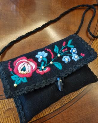Piccola borsa souvenir fatta a mano. 