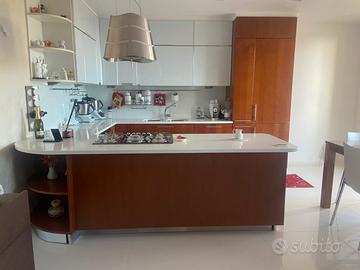 Cucina Scavolini con tavolo allungabile e 6 sedie