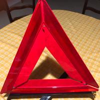 Triangolo per auto in sosta d’emergenza