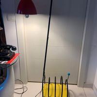 lampada da terra con portariviste stile pop art