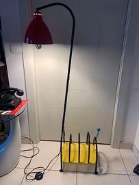 lampada da terra con portariviste stile pop art