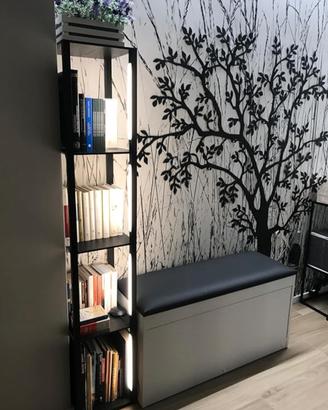 libreria e lampada 