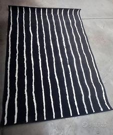 Tappeto nero e bianco