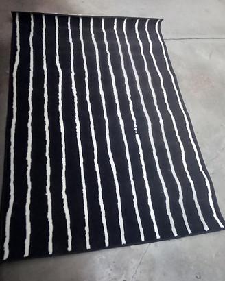 Tappeto nero e bianco