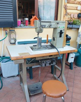 Macchina da cucire a colonna Necchi