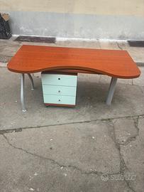 Scrivania con cassettiera