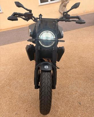 Husqvarna Svartpilen 801