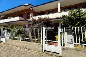 VILLA A SCHIERA CON GIARDINO PRIVATO E BOX AUTO
