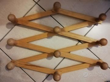 Appendiabiti in legno chiaro