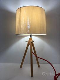 Lampada tavolo treppiedi legno e paralume