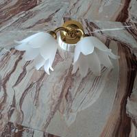 Applique in ottone con vetri satinati a fiore 