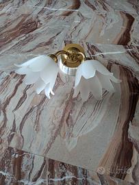 Applique in ottone con vetri satinati a fiore 