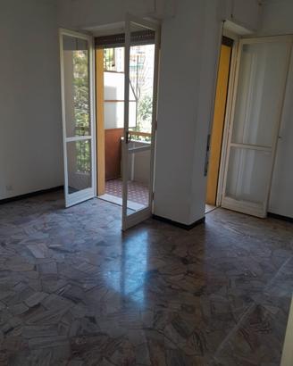 Oregina zona via napoli con balcone e residenza