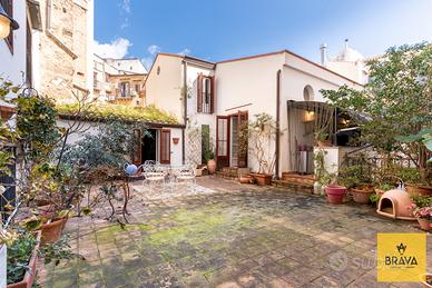 Residenza storica con terrazzo e dettagli d'epoca