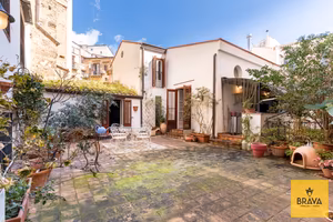 Residenza storica con terrazzo e dettagli d'epoca