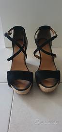 Sandali in pelle scamosciata con zeppa 