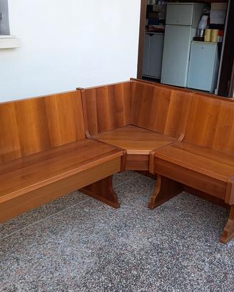 cassapanca in legno con tavolo
