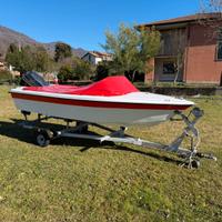 Motoscafo piccolo e divertente