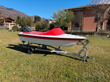 Motoscafo piccolo e divertente