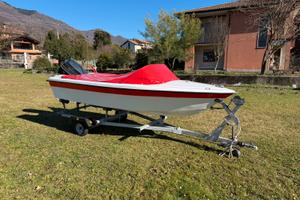 Motoscafo piccolo e divertente