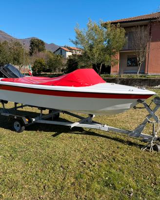 Motoscafo piccolo e divertente