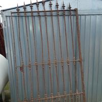 antica porta di un castello 