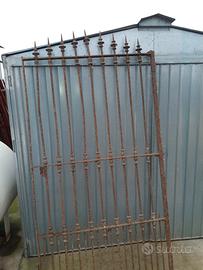 antica porta di un castello 