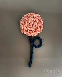 Fiore decorativo all’uncinetto
