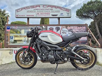 YAMAHA XSR 900 CUSTOM Ohlins Akrapovic