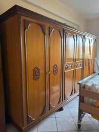 Armadio stile classico con due comodini