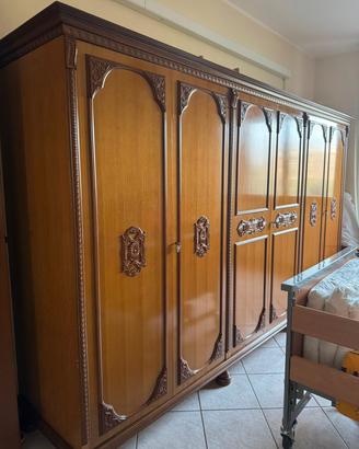 Armadio stile classico con due comodini
