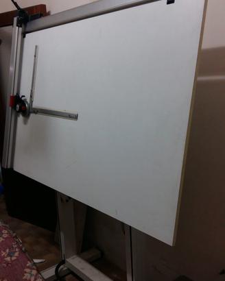 Tavolo da disegno con tecnigrafo