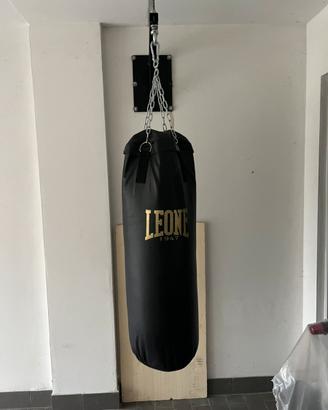 SACCO DA BOXE (LEONE) + BARRA PER TRAZIONI