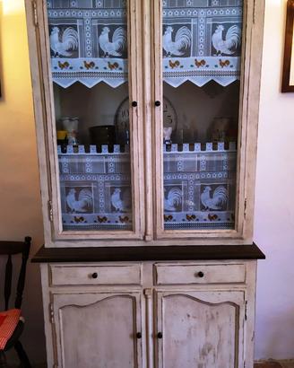 Vetrina shabby chic di in legno massello