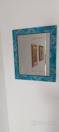 Specchio con cornice azzurra