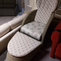 Poltrona in rattan con pouf