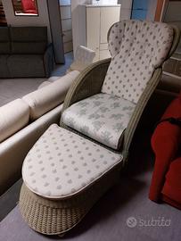 Poltrona in rattan con pouf