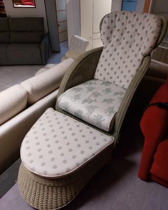 Poltrona in rattan con pouf