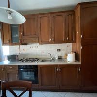 Cucina in legno con tavolo e sedie